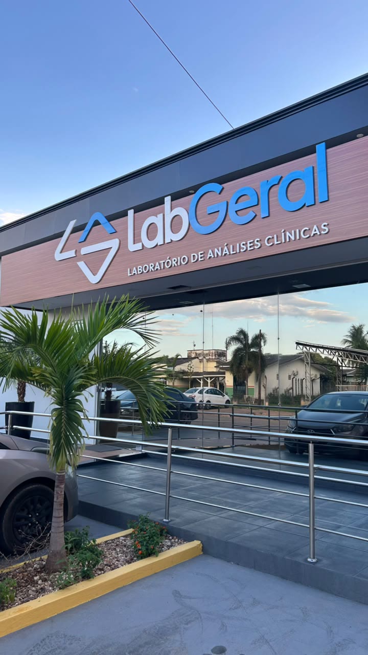 Fachada da Matriz do LabGeral, com o letreiro do laboratório sobre a entrada