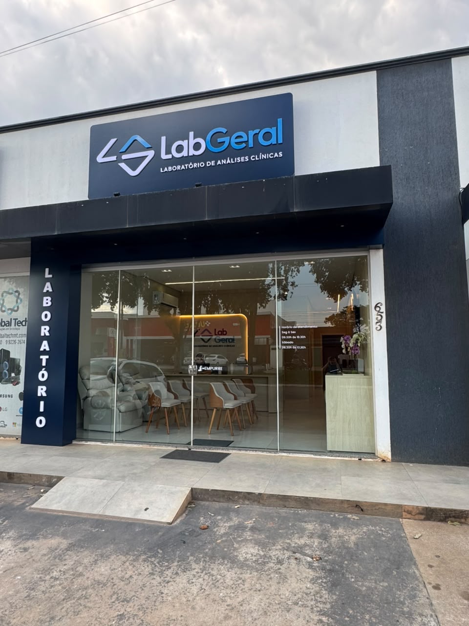 Fachada da Unidade 3 do LabGeral, na Cidade Alta, com o letreiro do laboratório sobre a entrada