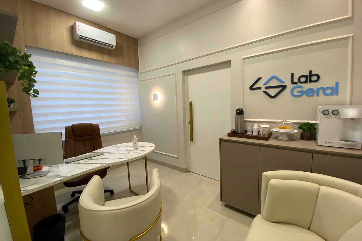 Recepção da Unidade 2 do LabGeral, com mesa de atendimento e logotipo na parede